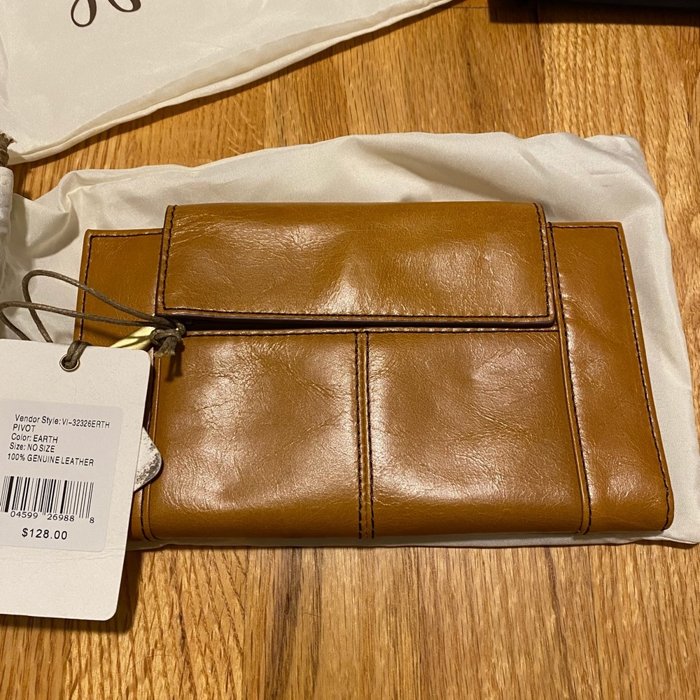 Hobo pivot wallet in earth.